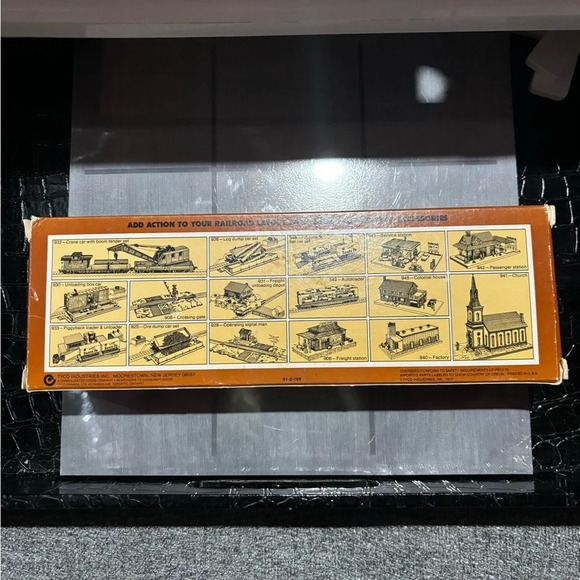 VINTAGE TYCO HO SCALE RED & SILVER SANTA FE #4015 DIESEL LOCOMOTIVE ENGINE - Picture 2 of 2